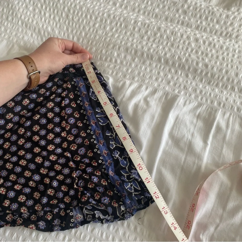 Nordstrom “Angie” Flowy black shorts with floral design size Medium